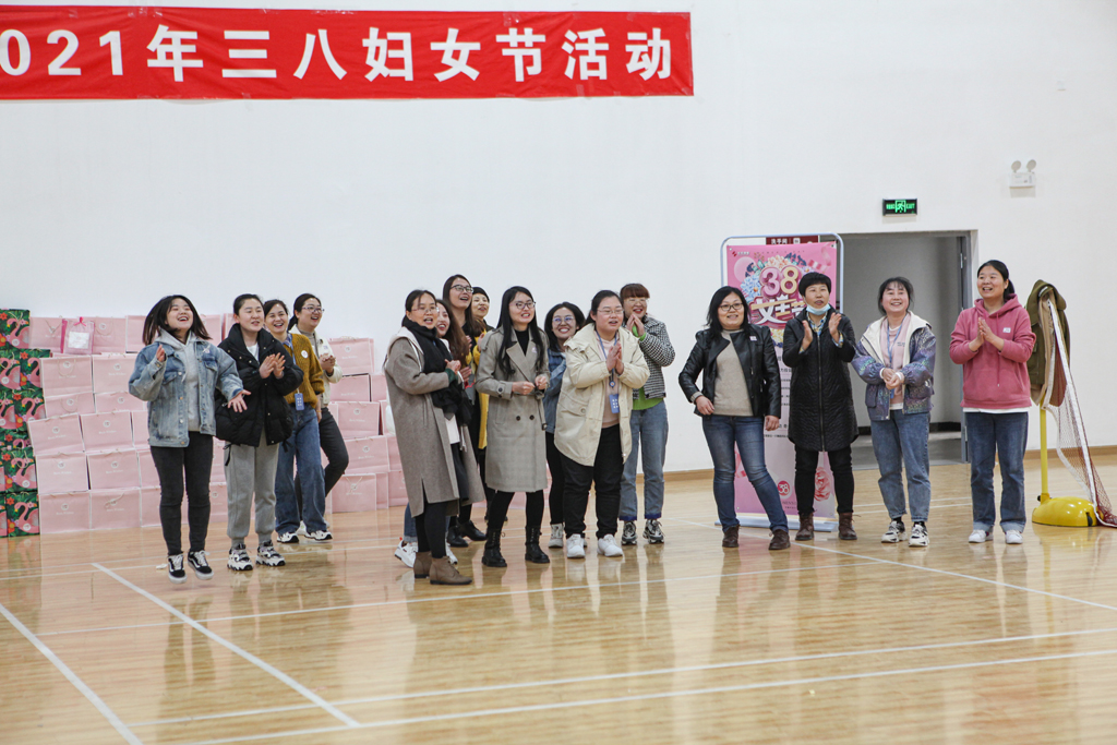 ������Ů��������������족 ��˾��չ2021�긾Ů���˶�