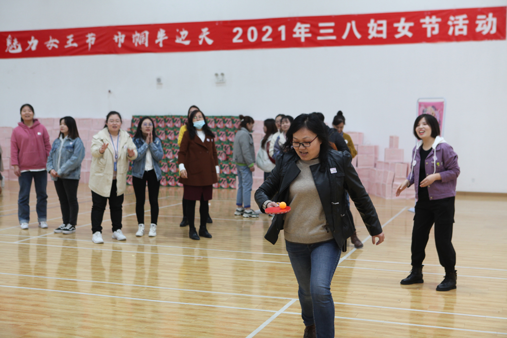 ������Ů��������������족 ��˾��չ2021�긾Ů���˶�