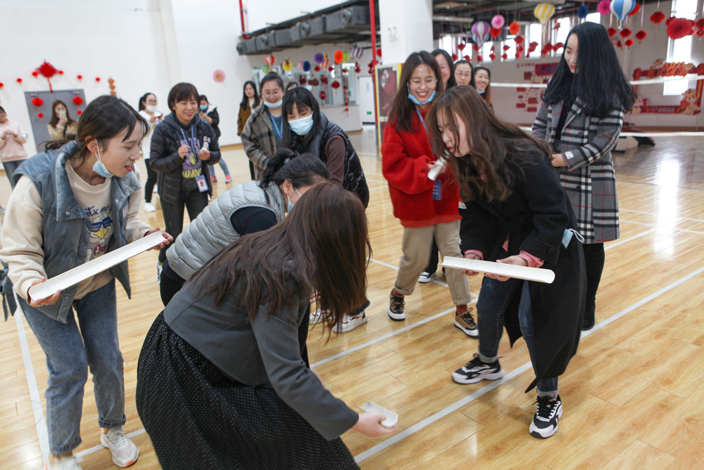 ������Ů��������������족 ��˾��չ2021�긾Ů���˶�