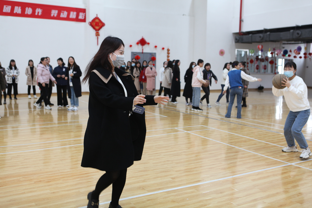 ������Ů��������������족 ��˾��չ2021�긾Ů���˶�