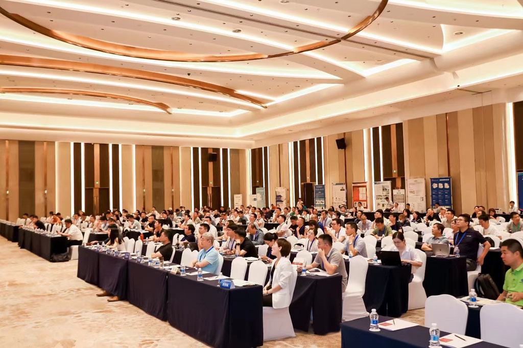 ��������΢��Ӧ����ϯ��ʮ�߽��й��뵼������������